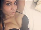Mulher Melão faz selfie para mostrar cinta, mas decotão rouba a cena