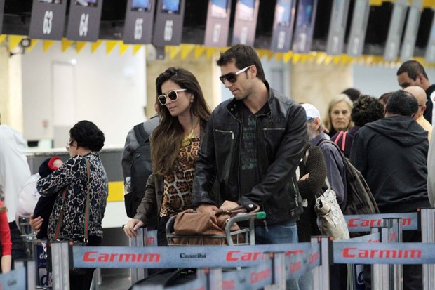 Kamilla e Eliéser no aeroporto de Congonhas (Foto: Orlando Oliveira / AgNews)