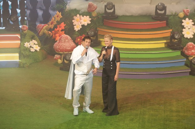 Xuxa e Sérgio Mallandro se divertem em cima do palco durante festa no Rio (Foto: Ricardo Nunes / Divulgação)
