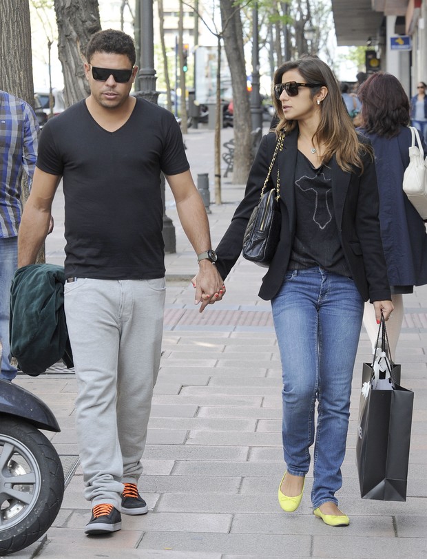 Ronaldo com a namorada, Paula Morais, em Madri, na Espanha (Foto: Grosby Group/ Agência)