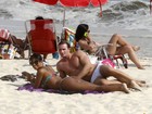 Ariadna curte praia no Rio com o namorado italiano