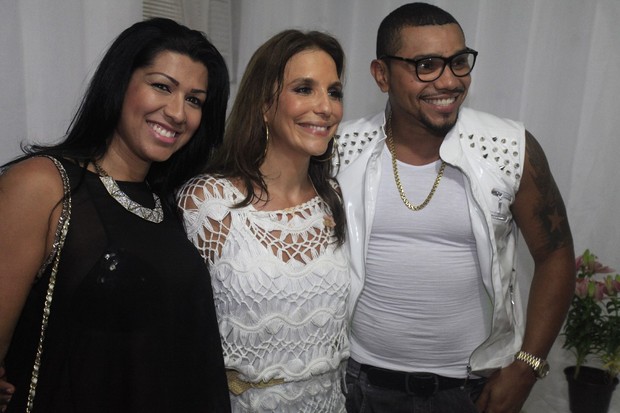 Ivete Sangalo com Ellen Cardoso, a Mulher Moranguinho, e Naldo em Salvador, na Bahia (Foto: Fred Pontes/ Divulgação)