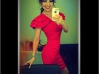 Thalia mostra vestido para fãs e exibe cinturinha pilão em rede social