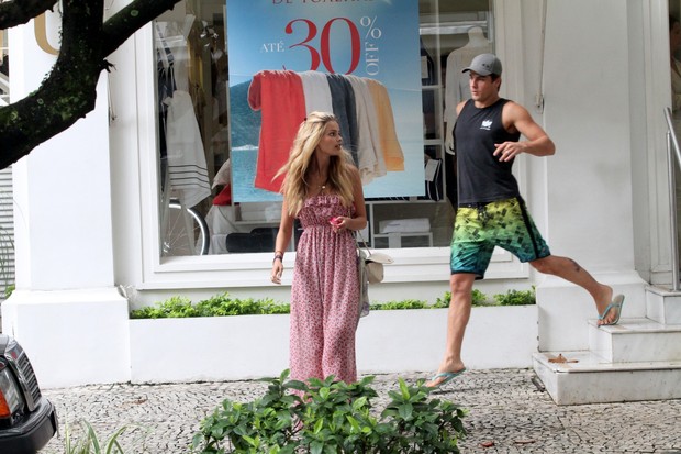 Yasmin Brunet e marido fazendo compras de enxoval em uma loja de Ipanema, RJ (Foto: Wallace Barbosa/AgNews)