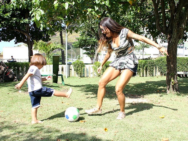 Aline Riscado com o filho (Foto: Daniel Pinheiro/R2 - Divulgação)