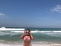 Mulher Melancia mostra suas curvas na praia e sensualiza de biquininho