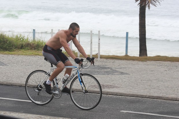  Rafael Cardoso,Igor Rickli e Rafael Losso andam de bike na orla da praia (Foto: Dilson Silva/ Ag. News)