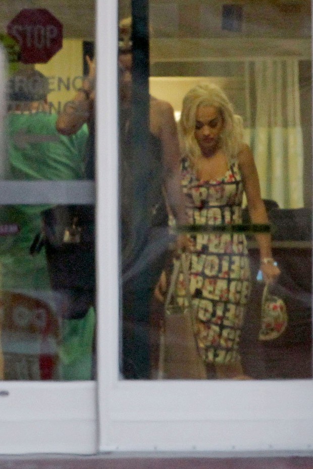 Cantora Rita Ora deixa hospital em Miami, nos Estados Unidos (Foto: Grosby Group/ Agência)