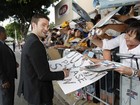 Justin Timberlake distribui autógrafos em première de filme