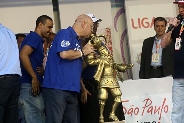Presidente com trofeu - apuração carnaval SP (Foto: Celso Tavares / EGO)