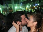 Renata Dominguez troca beijos apaixonados com o namorado