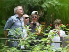 Harrison Ford passeia no Jardim Botânico com a família