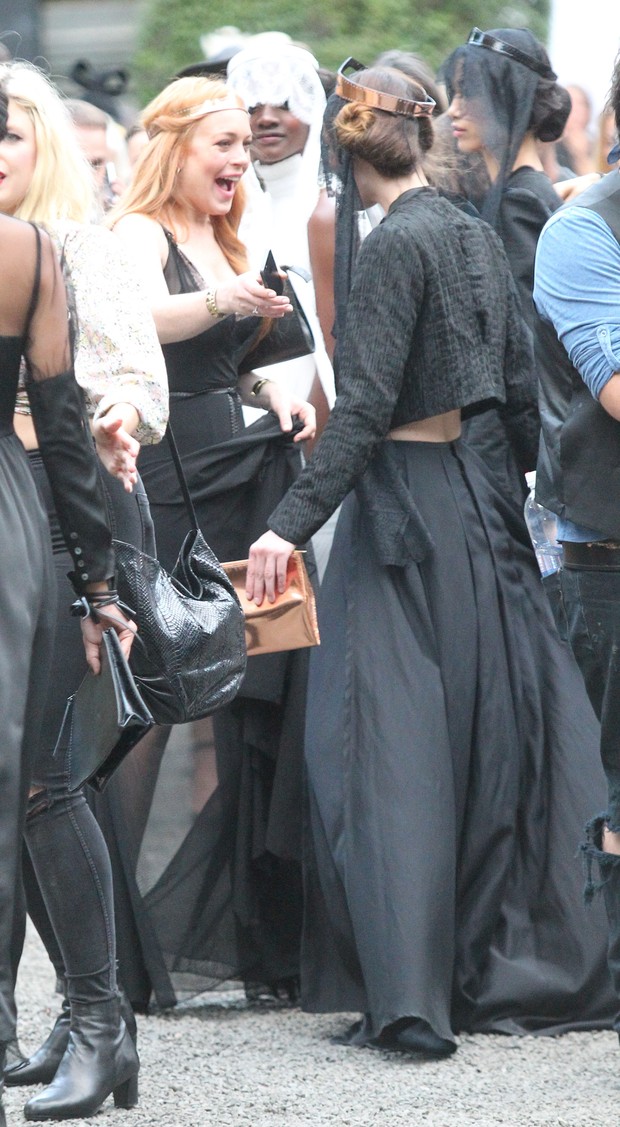 X17 - Lindsay Lohan com a irmã Aliana em desfile em Nova York, nos Estados Unidos (Foto: X17/ Agência)