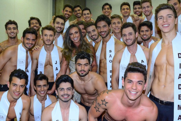 Nicole Bahls nos bastidores do Mister Mundo São Paulo 2015 (Foto: Leo Franco / AgNews)