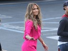 Jennifer Lopez aposta em look curtinho e exibe belas curvas