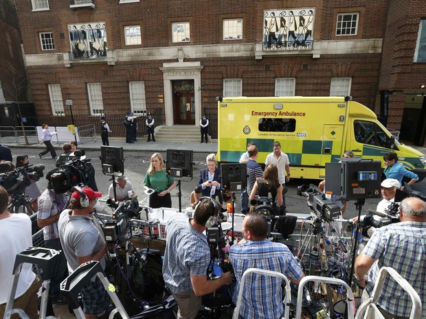 Movimentação da imprensa em frente à ala Lindo do hospital St. Mary, em londres, na Inglaterra (Foto: Suzanne Plunkett/ Reuters)