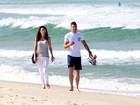 Olivier Giroud, da seleção francesa, passeia em praia do Rio com a mulher
