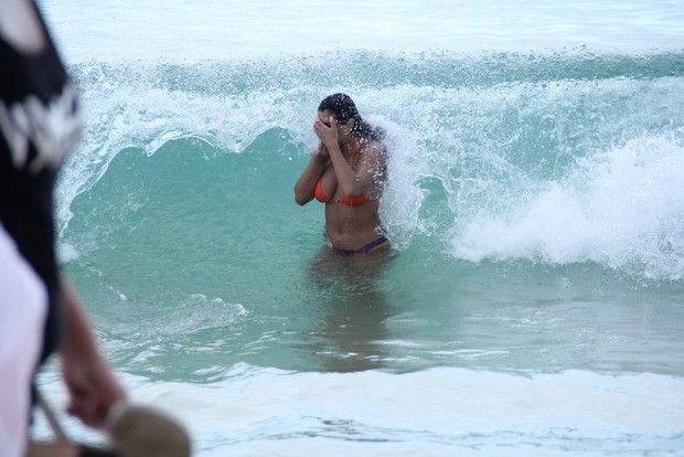 Mari Silvestre na praia (Foto: Rodrigo dos Anjos/AgNews)