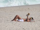 Juliana Knust veste a blusa ao avistar paparazzo em praia do Rio