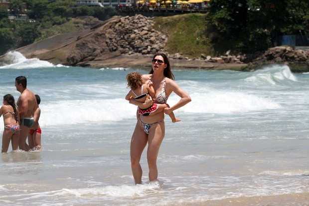 Lavínia Vlasak e filha na praia (Foto: Wallace Barbosa/AgNews)