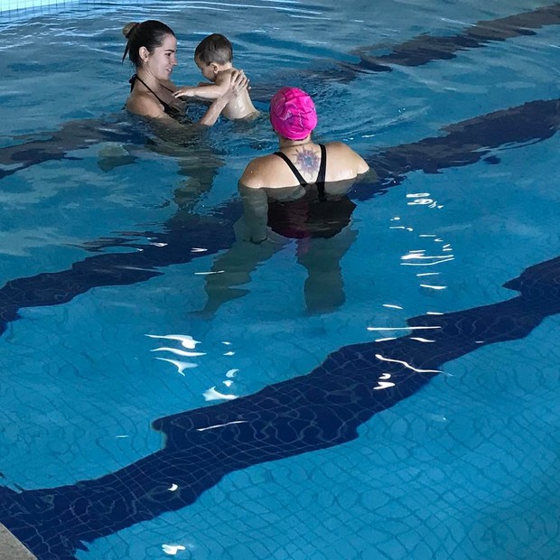 Adriana SantAnna faz aula de natação com o filho (Foto: Instagram / Reprodução)