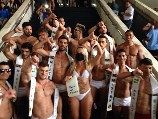 A funkeira brasiliense MC Bandida e os candidatos ao Mister DF fazem protesto (Foto: Divulgação)