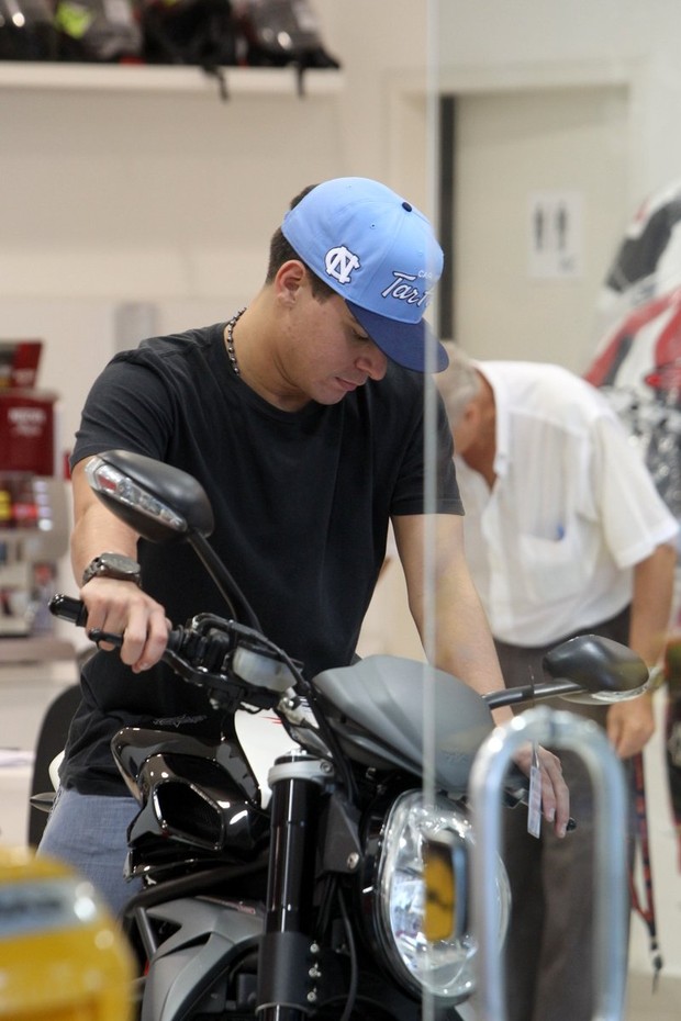 Thiago Martins em loja de motos na Barra (Foto: Dilson Silva / AgNews)