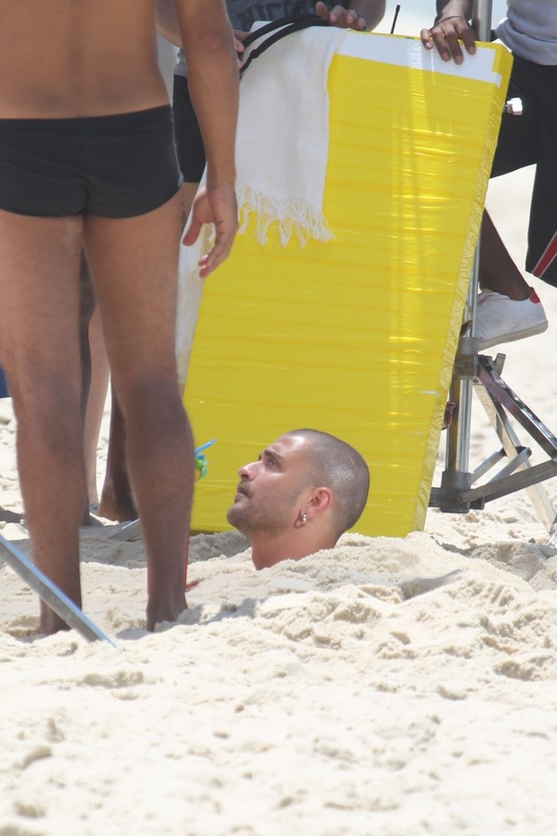 Diogo Nogueira enterrado na areia (Foto: Dilson Silva / Ag. News)