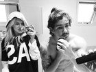 Fiorella Mattheis faz selfie dentro do banheiro com Alexandre Pato