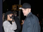 Robert Pattinson se irrita com paparazzi e namorada se esconde
