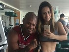 Viviane Araújo posa na academia e chama atenção por cinturinha fina