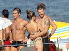 Ownnnn... Fernanda Lima e Rodrigo Hilbert namoram em dia de praia