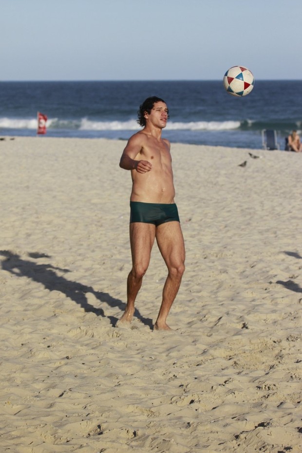 José Loreto na praia da Barra (Foto: Dilson Silva / AgNews)