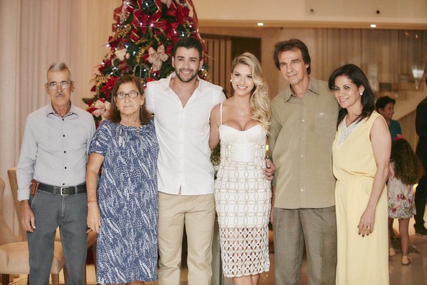 Gusttavo Lima e Andressa Suita com a família em Goiânia (Foto: João Augusto/ Michelle Barzotto/ Divulgação)