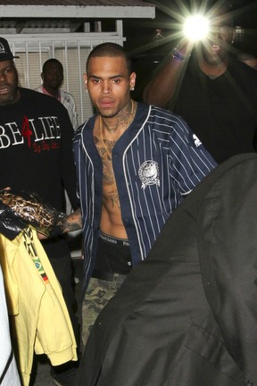  Chris Brown chega a boate em Los Angeles, nos EUA (Foto: Grosby Group/ Agência)