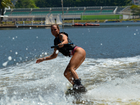 Carol Guarnieri aproveita dia ensolarado e pratica wakeboard