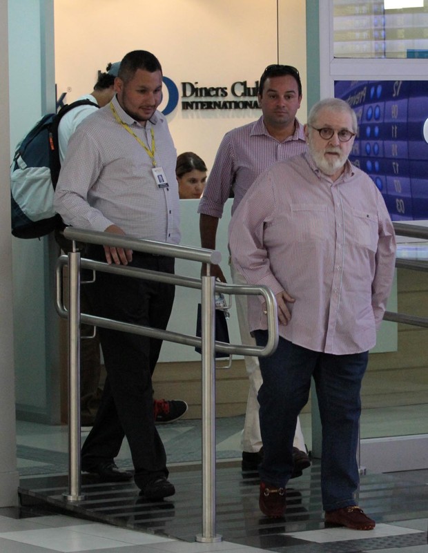 Jô Soares no aeroporto (Foto: Orlando Oliveira / AgNews)