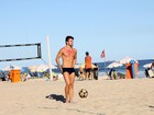Ex-BBB Rafael exibe boa forma em praia no Rio