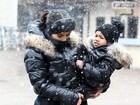 Kim Kardashian e North West curtem dia de neve com looks iguais