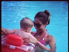 Flávia Sampaio brinca na piscina com o filho
