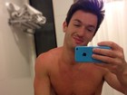 Diego Hypolito posa sem camisa e aparentemente nu para selfie