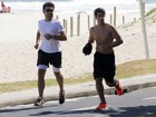 Enzo, filho de Claudia Raia, corre na praia com ex de Susana Vieira
