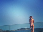 Top Izabel Goulart exibe curvas perfeitas em dia de sol no Rio