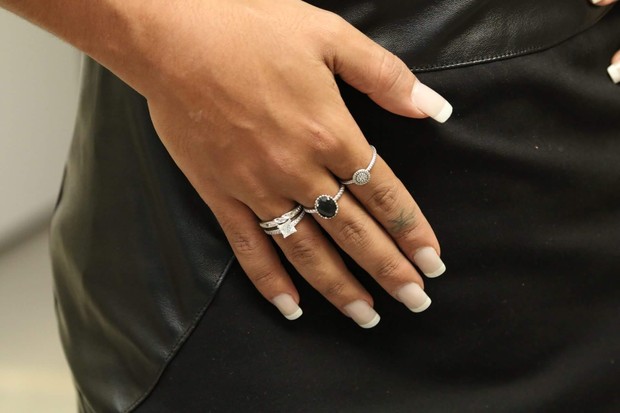 Amanda Djehdian exibe anel de diamante que ganhou de namorado (Foto: Thais Aline / Ag Fio Condutor)