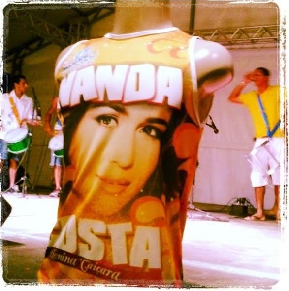 Nanda Costa estampou blusa de bloco em sua cidade, Paraty (Foto: Reprodução/Instagram)