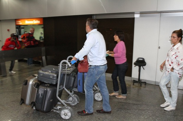 Glória Pires desembarca cheia de malas ao lado do marido, Orlando Morais (Foto: Clayton Militão/Foto Rio News)