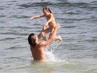 Ivan Mendes se diverte com a filha em dia de praia