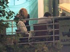 Grávida, Shakira troca beijos com Piqué em jantar romântico