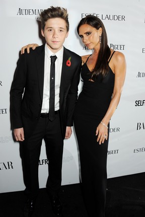 Victoria Beckham com o filho Brooklyn Beckham em evento em Londres, na Inglaterra (Foto: David M. Benett/ Getty Images)