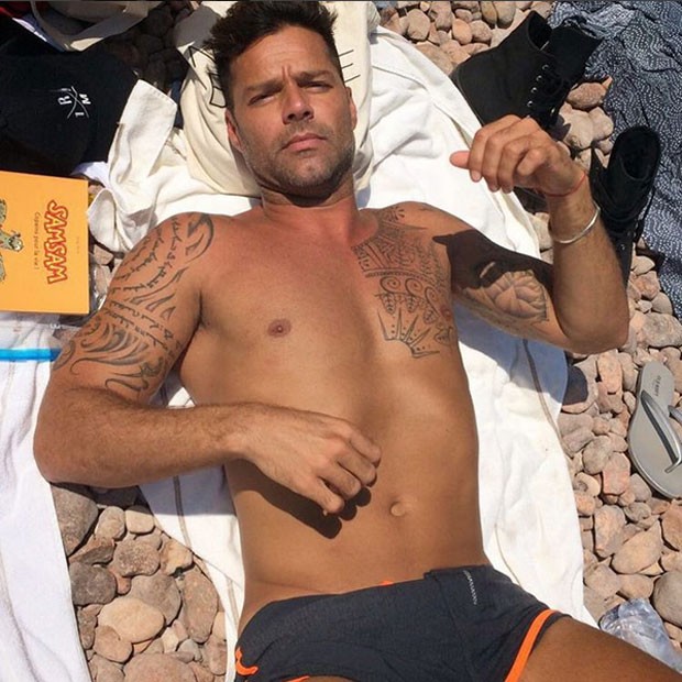 Ricky Martin em praia na França (Foto: Instagram/ Reprodução)